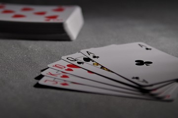 strip-poker et orgie érotique entre étudiants